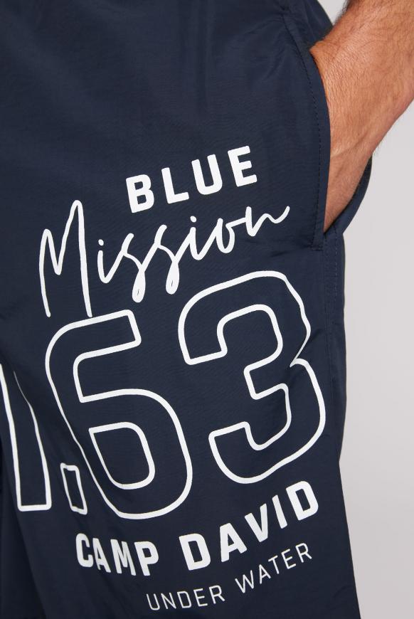 Lange Beachshorts mit Logo-Artwork