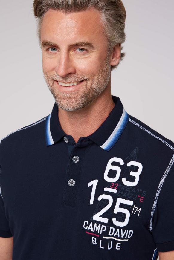 Pikee-Polo mit Artwork-Stickereien