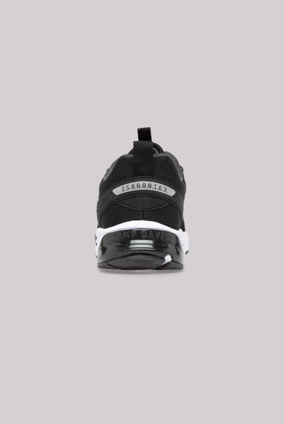 Premium Sneaker im Materialmix