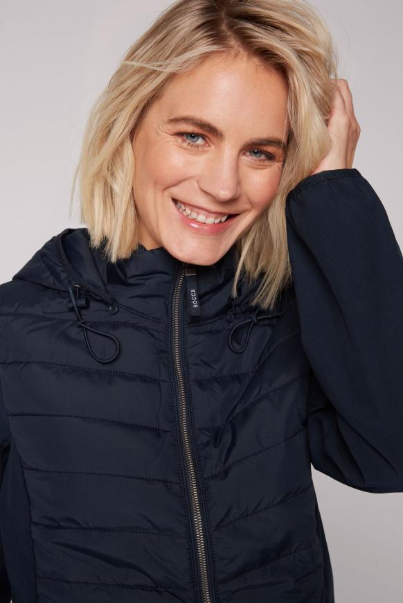 Softshelljacke mit Stepppartien und Kapuze