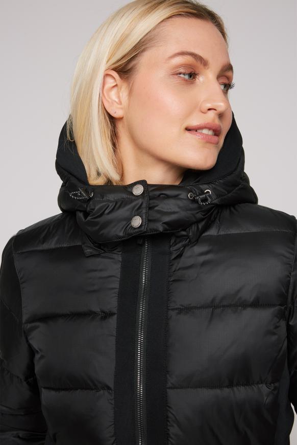 Steppjacke mit geprägten Logo Artworks
