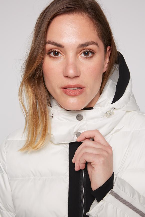 Steppjacke mit geprägten Logo Artworks