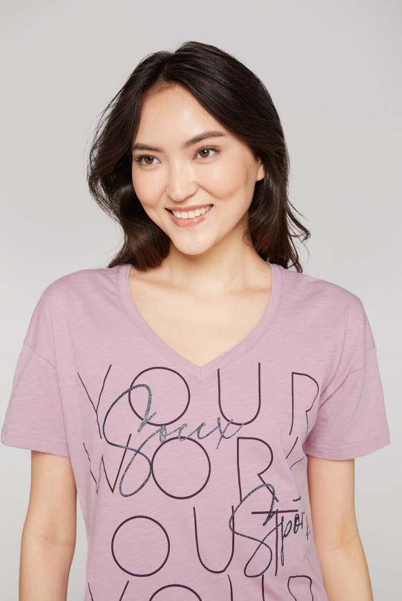 T-Shirt mit V-Ausschnitt und Wording Print