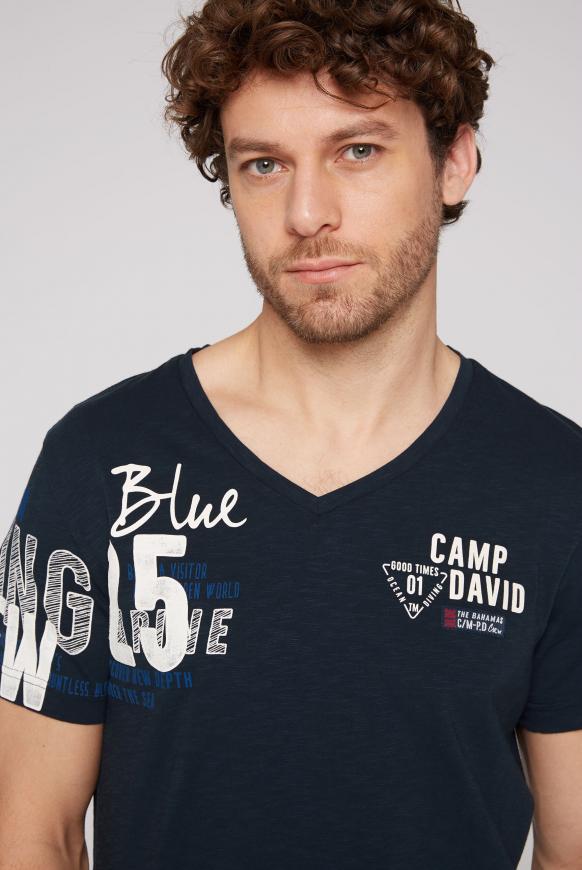 T-Shirt mit V-Neck und Rubber-Artworks