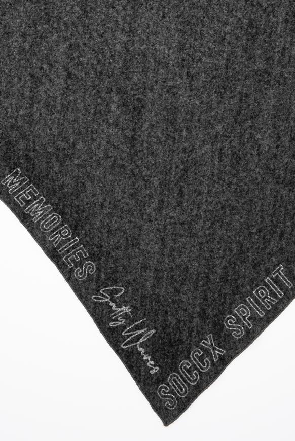 Triangle-Tuch aus Flauschstrick mit Print