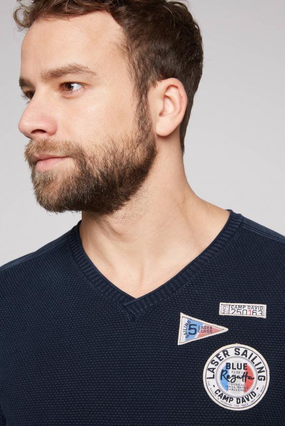 V-Pullover mit Strickmuster und Patches