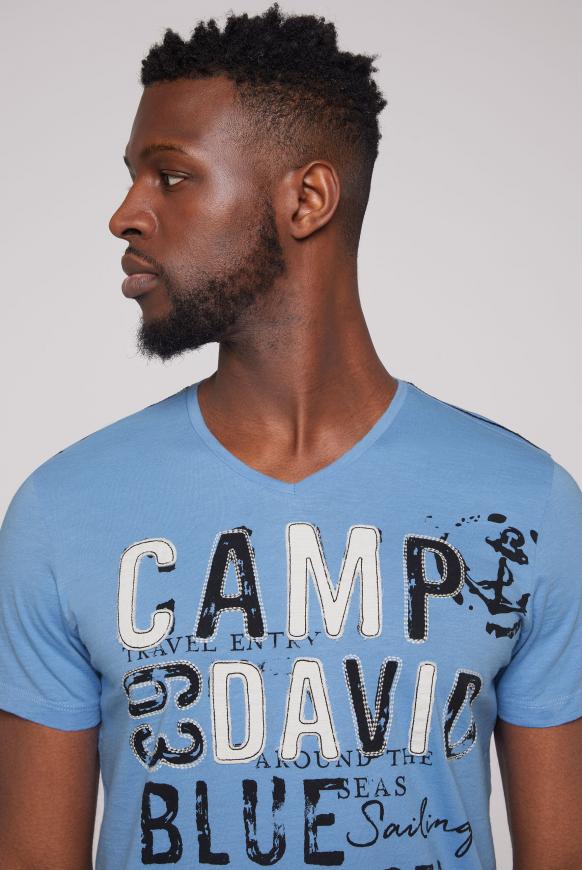 V-Shirt mit Logo-Applikationen
