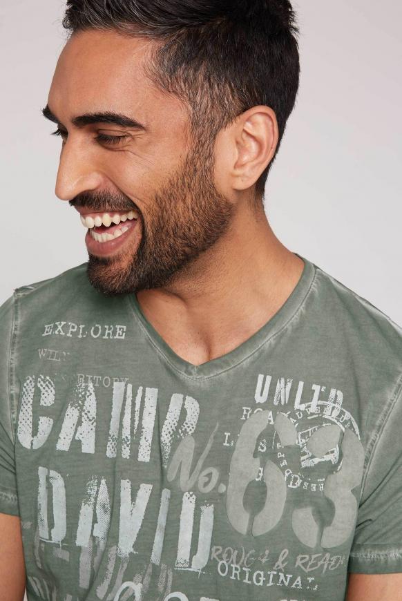 V-Shirt mit Used-Optik und Label Prints