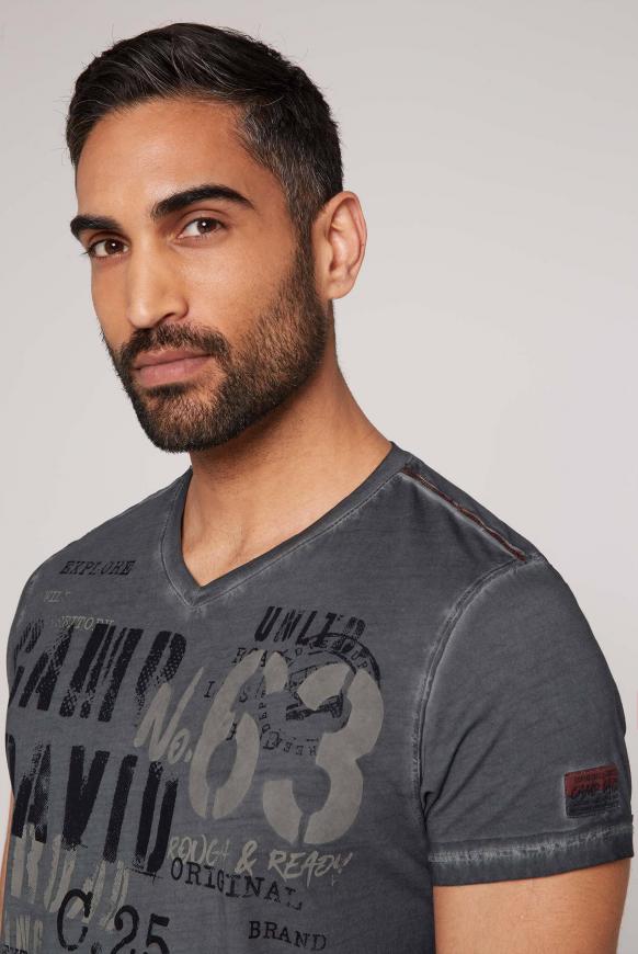 V-Shirt mit Used-Optik und Label Prints