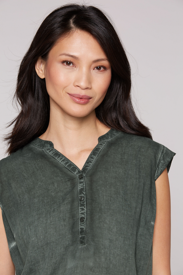 Ärmellose Bluse mit gesmoktem Saum und Rückenprint