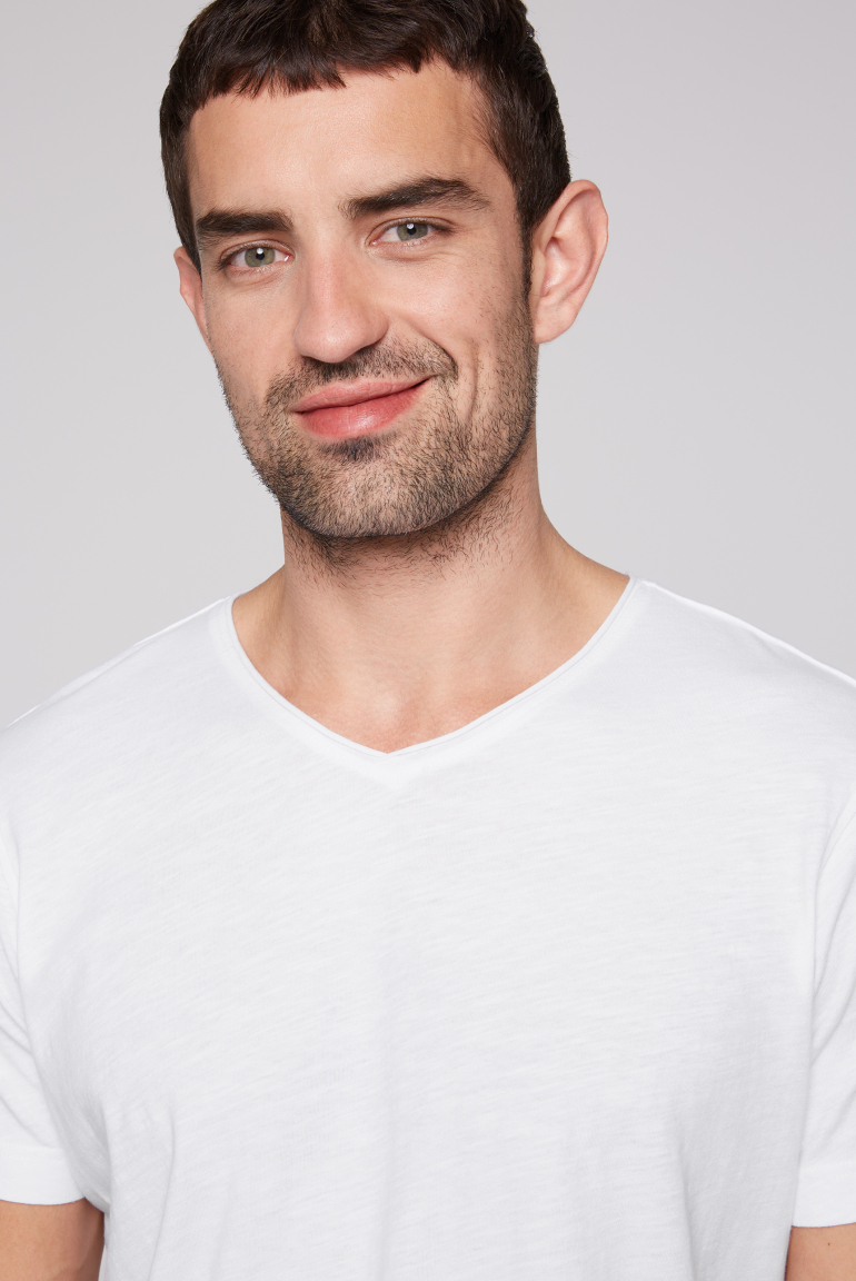Basic T-Shirt V-Neck mit Used-Kante