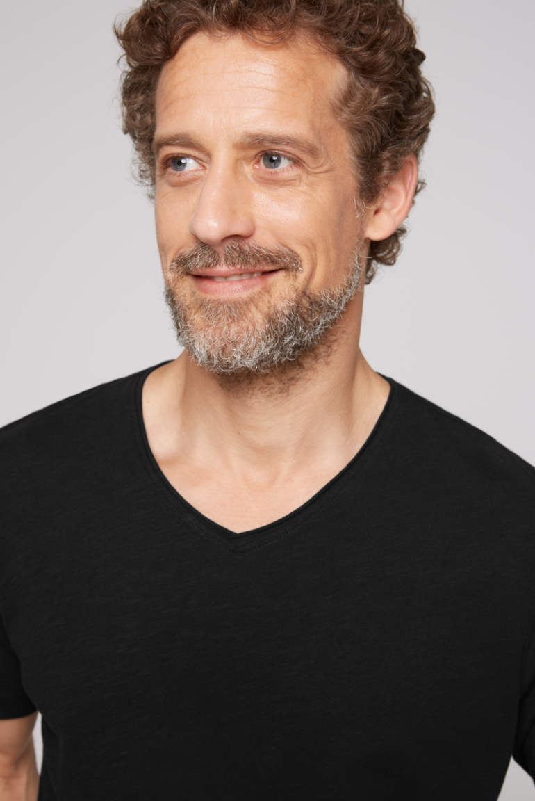 Basic T-Shirt V-Neck mit Used-Kante