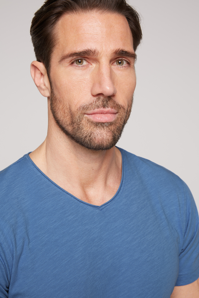 Basic T-Shirt V-Neck mit Used-Kante