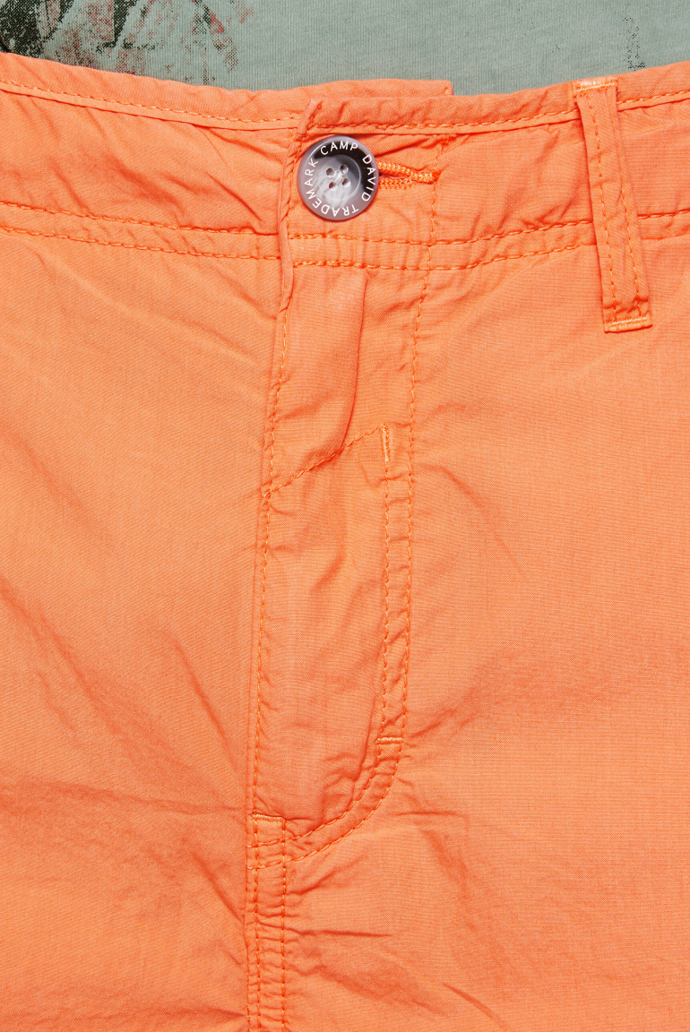 Cargo Shorts mit tonigen Tapes und Stickereien