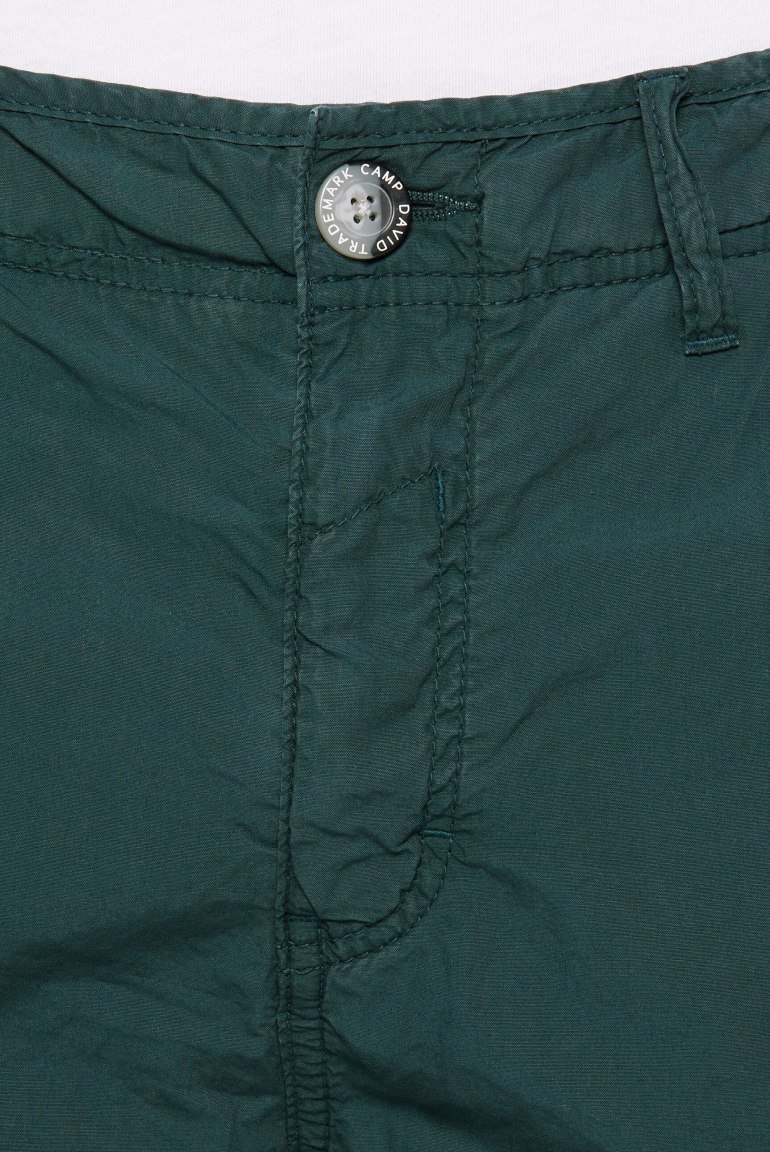 Cargo Shorts mit tonigen Tapes und Stickereien