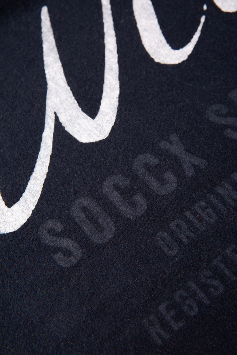 Dreieckstuch aus Flauschstrick mit Wording Prints