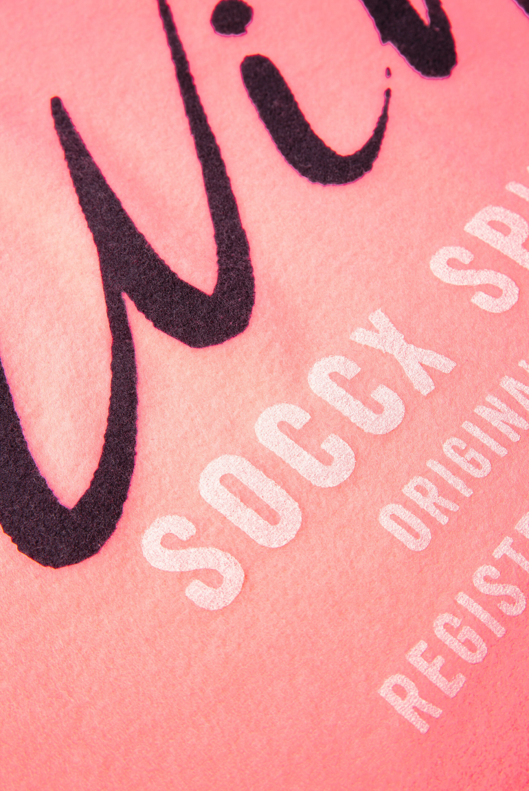 Dreieckstuch aus Flauschstrick mit Wording Prints
