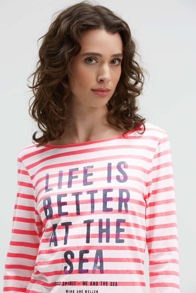 Gestreiftes Longsleeve mit U-Boot-Ausschnitt und Print