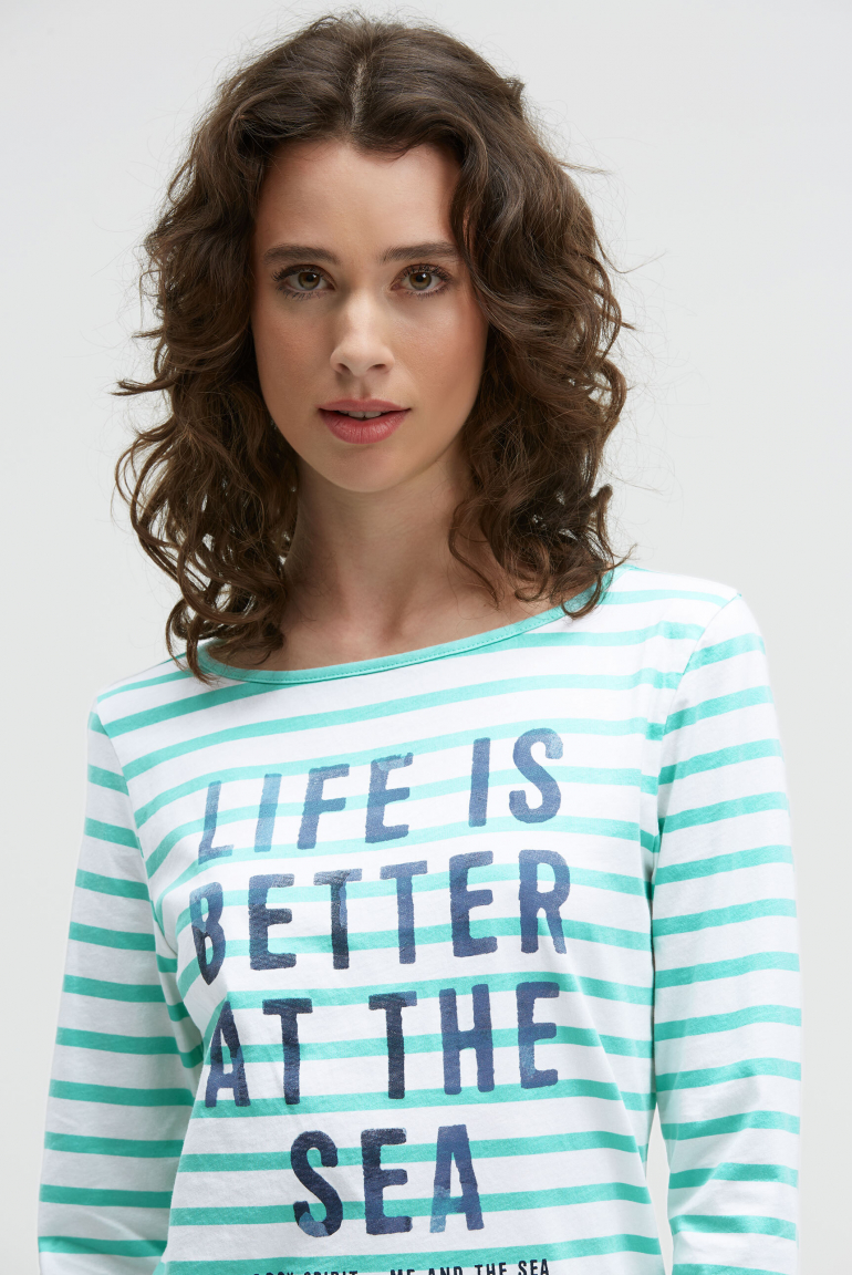 Gestreiftes Longsleeve mit U-Boot-Ausschnitt und Print