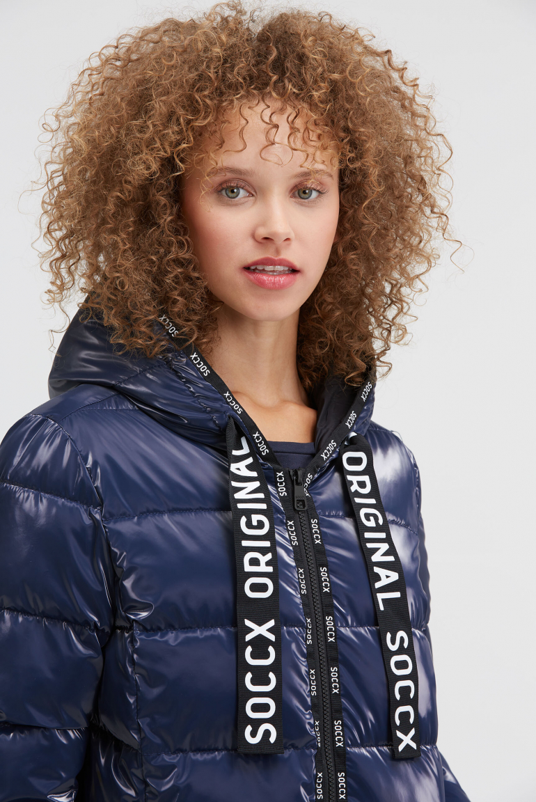 Glänzende Steppjacke mit Kapuze und Logo-Bändern