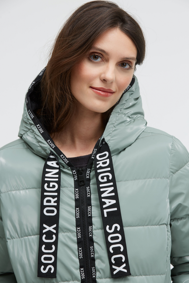 Glänzende Steppjacke mit Kapuze und Logo-Bändern
