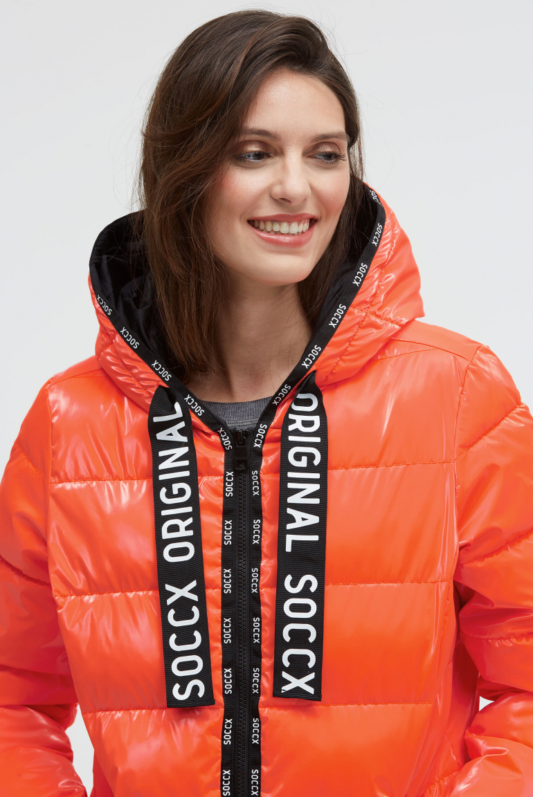Glänzende Steppjacke mit Kapuze und Logo-Bändern