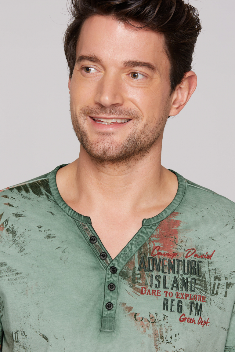Henley-Shirt mit All Over Print und Stickereien