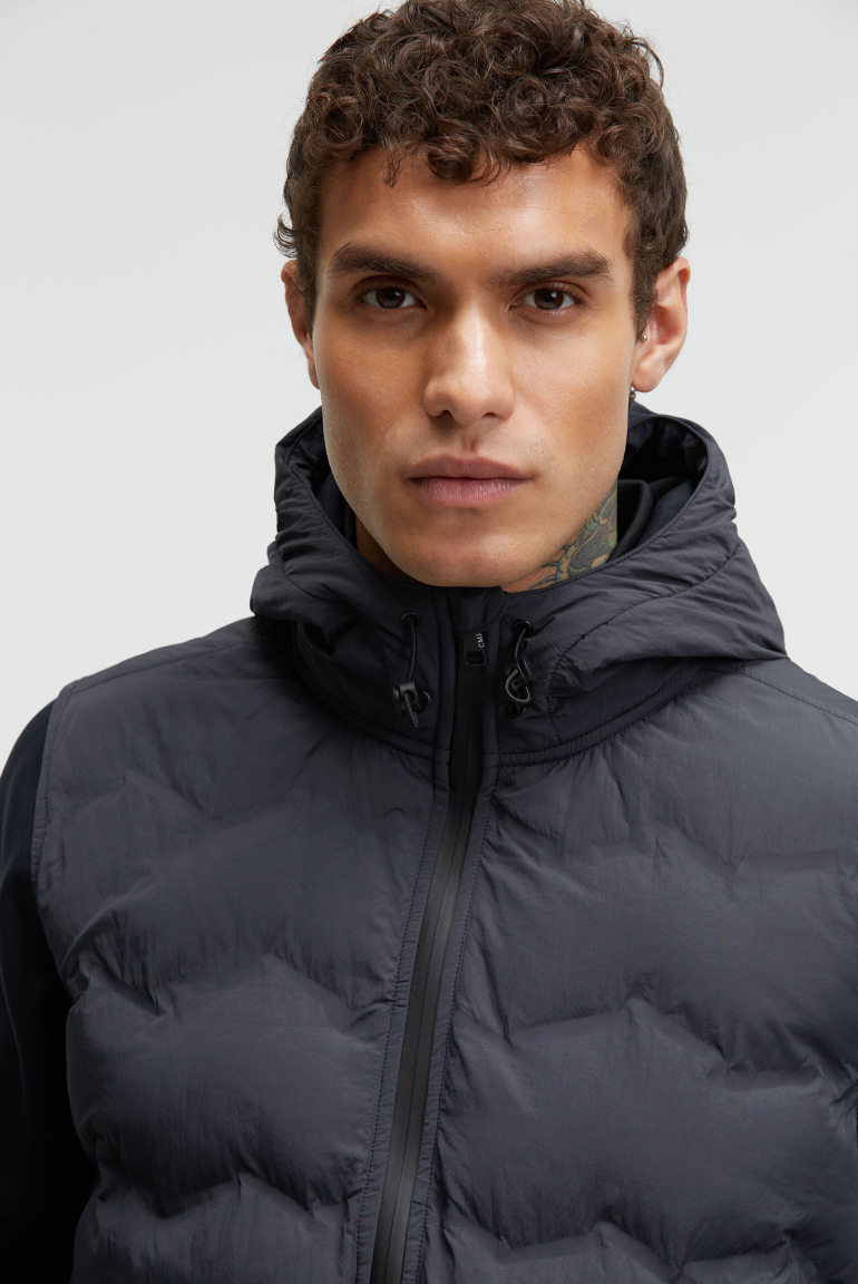 Kapuzenjacke im tonalen Materialmix