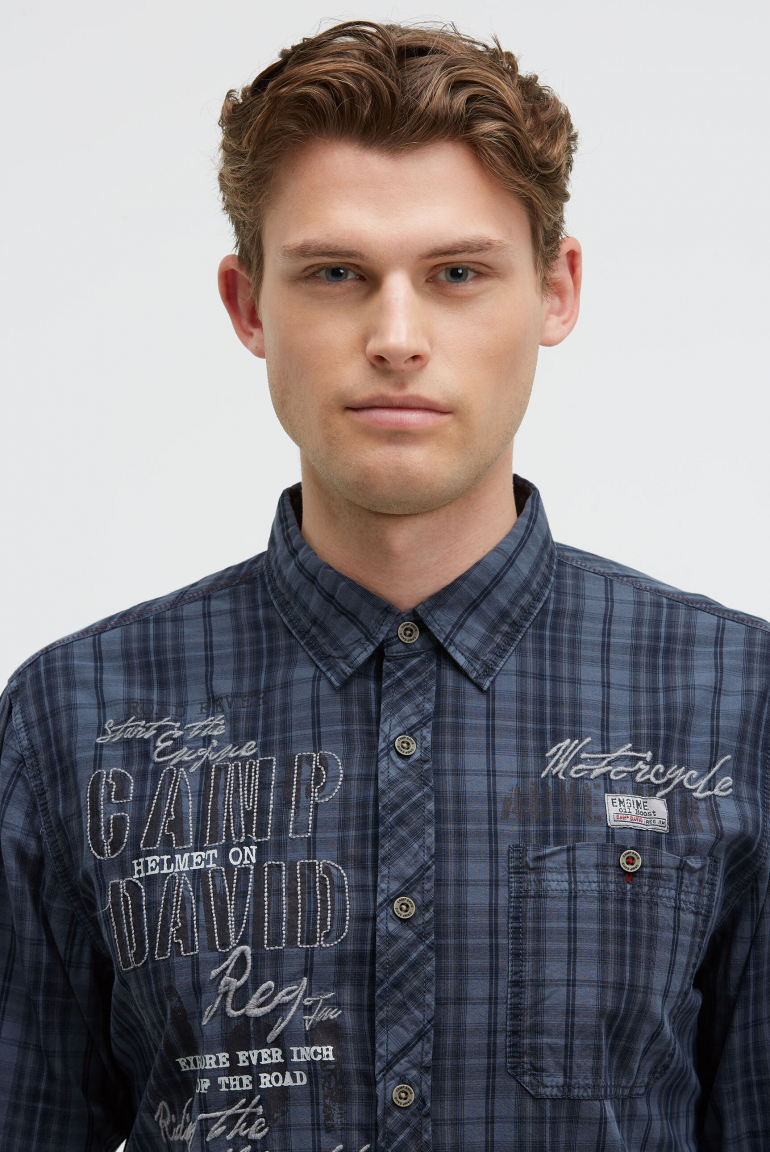 Karohemd mit Prints, Patches und Stickereien