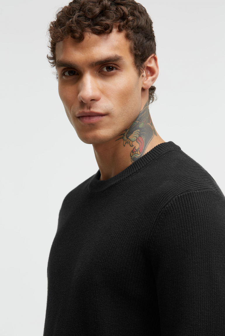 Klassischer Rundhalspullover