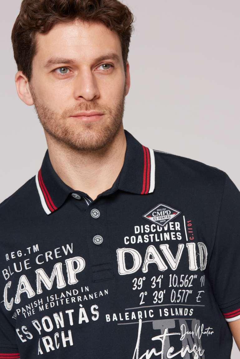 Kurzarmpolo mit Label-Applikationen