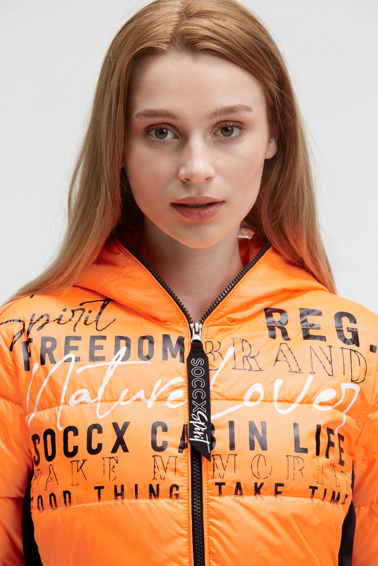 Kurze Steppjacke im Materialmix mit Kapuze