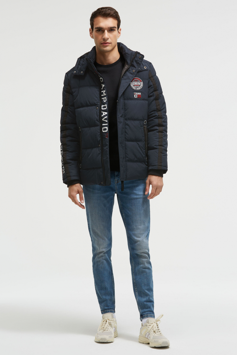 Lange Steppjacke mit Kapuze und Rücken-Artwork
