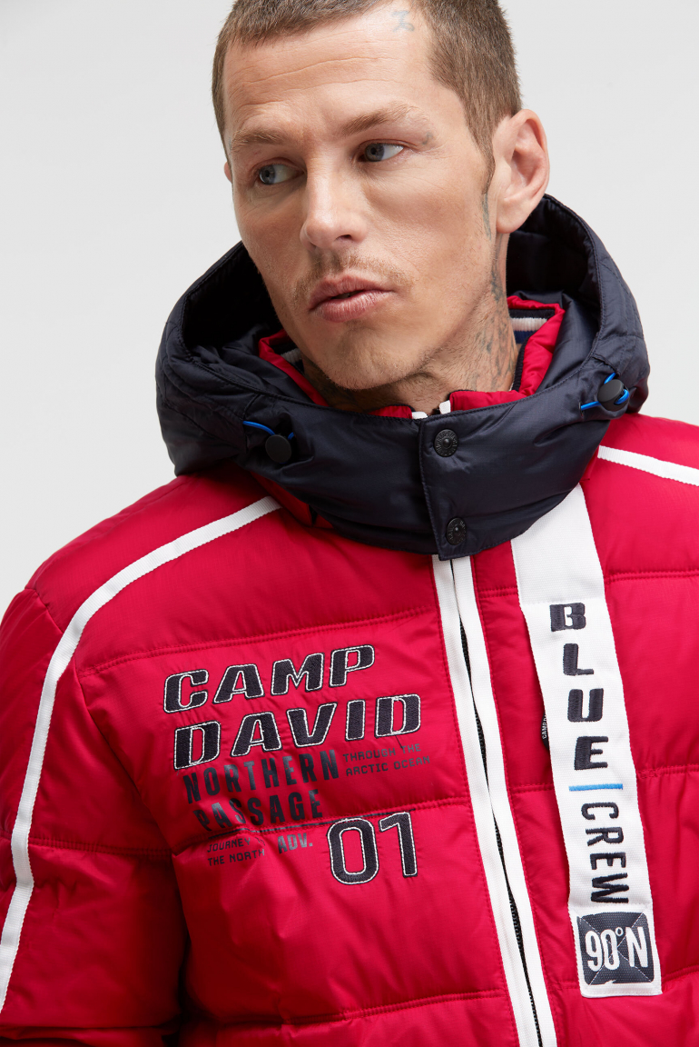 Lange Steppjacke mit Tapes, Patches und Kapuze