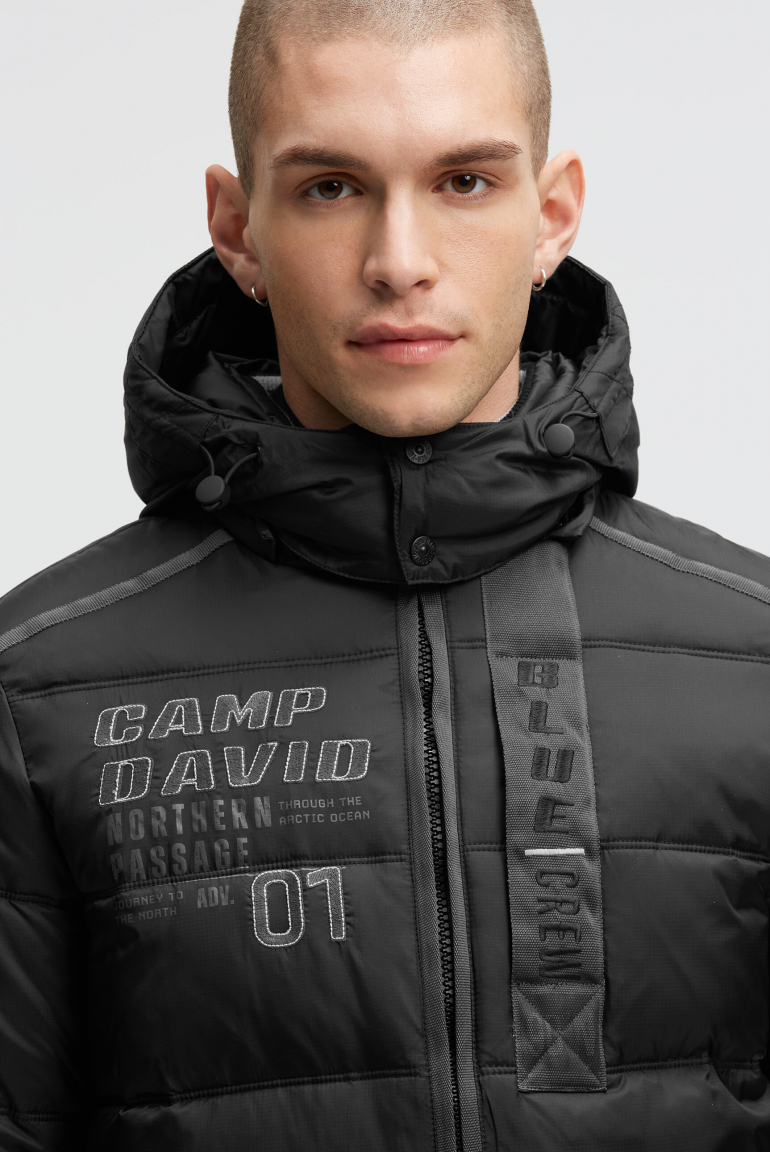 Lange Steppjacke mit Tapes, Patches und Kapuze