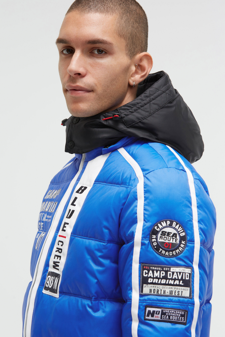 Lange Steppjacke mit Tapes, Patches und Kapuze