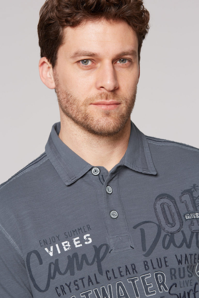 Polo aus Flammgarn-Pikee mit Label-Applikationen