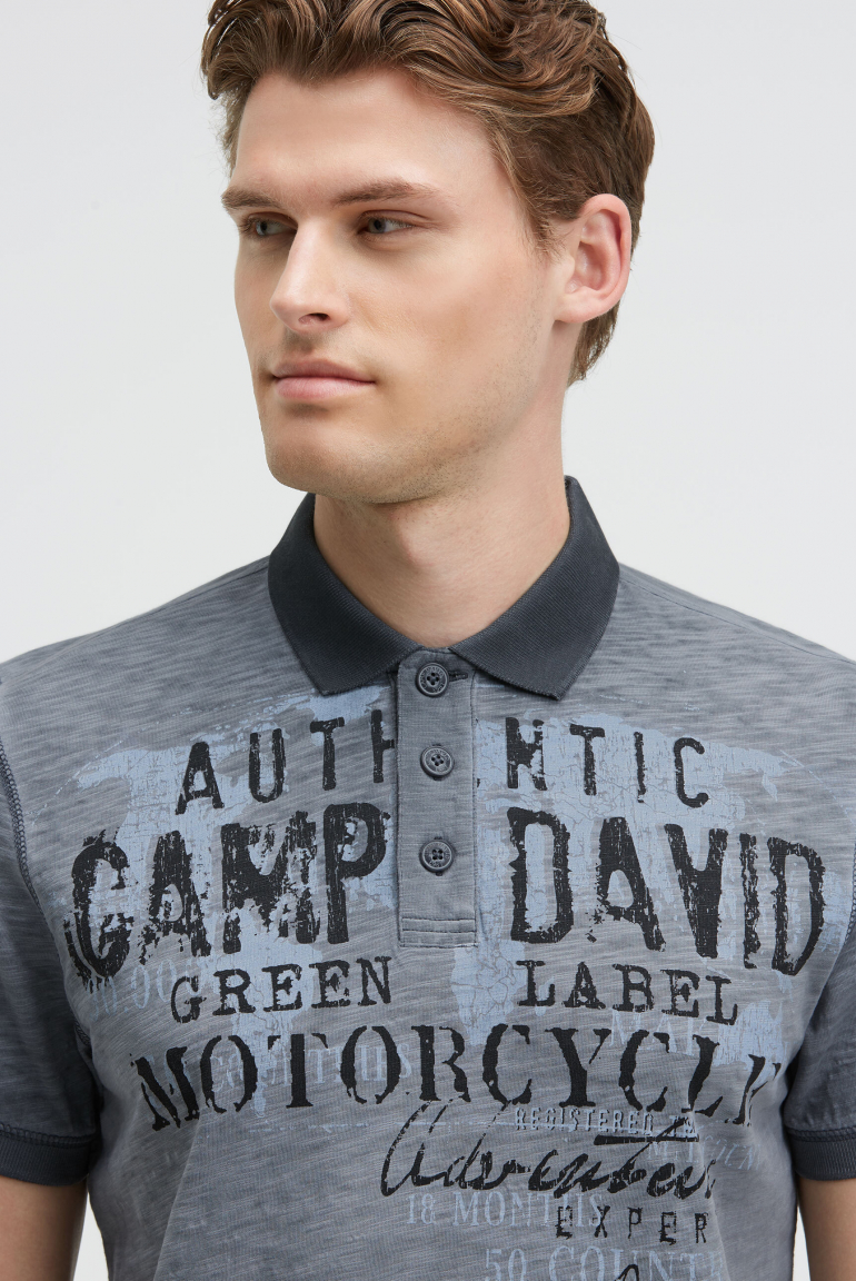 Poloshirt Oil Dyed mit Used Prints