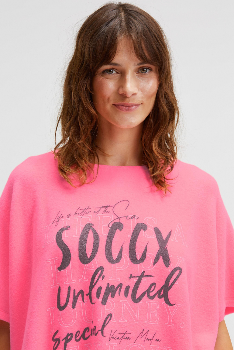 Poncho aus Flauschstrick mit Glimmer Print