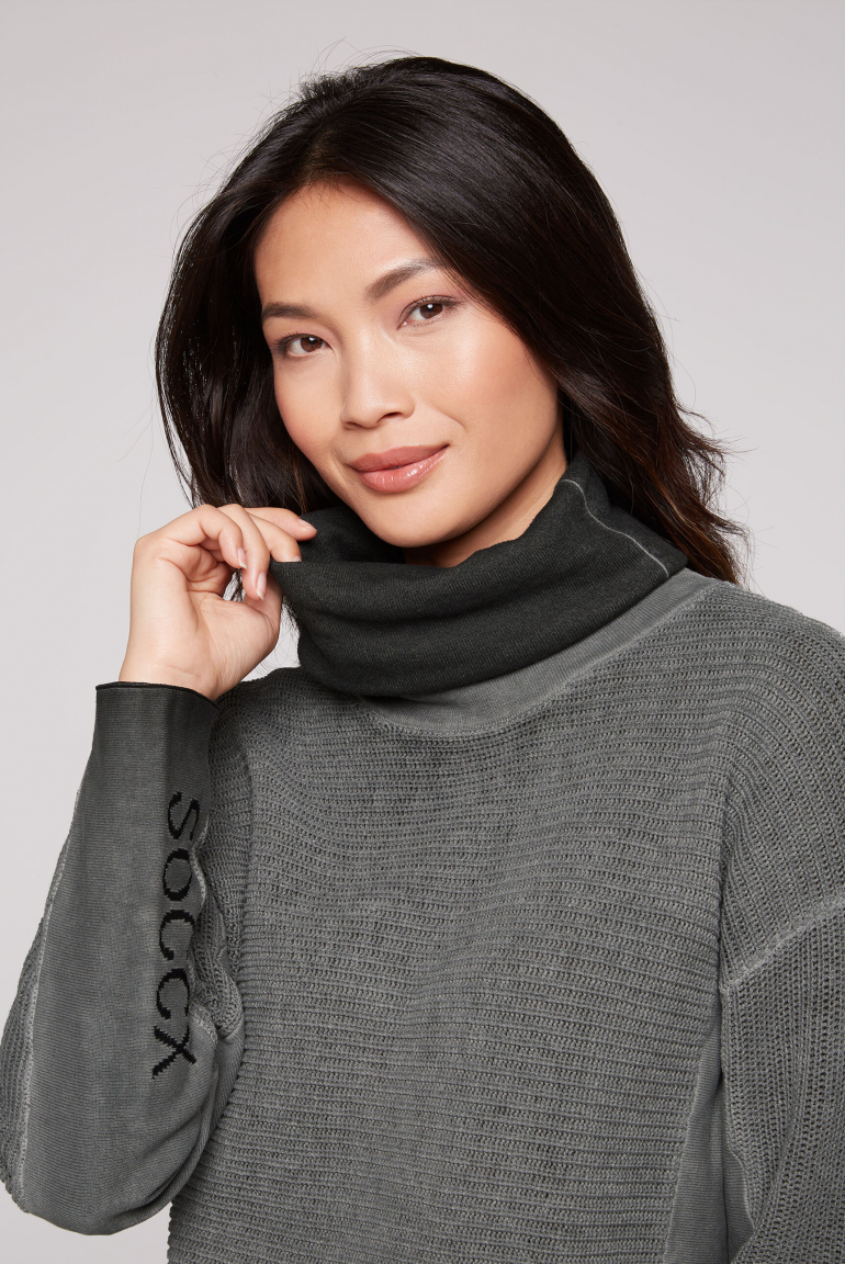 Pullover Oil Dyed mit Rollkragen und Intarsia-Logo