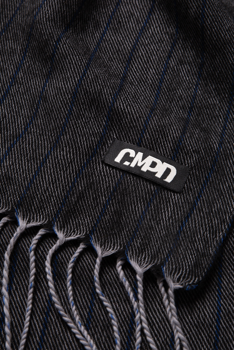 Schal mit Streifen und Fransen