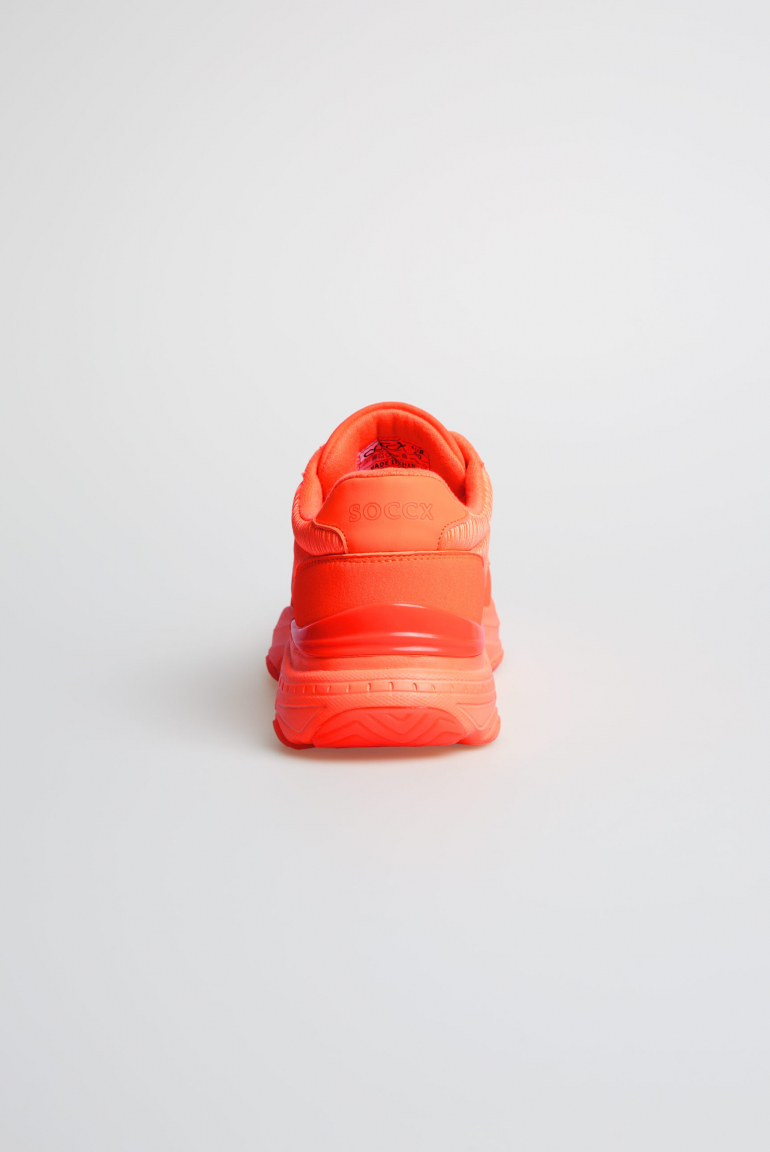 Sneaker Low im tonigen Materialmix