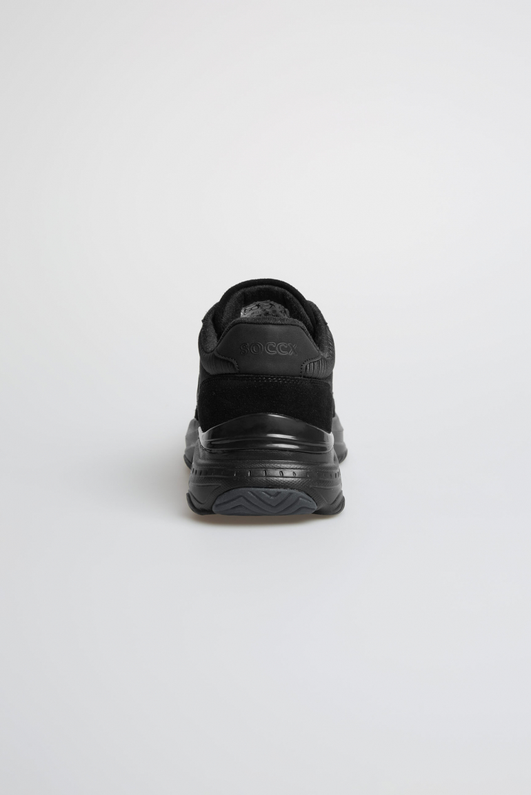 Sneaker Low im tonigen Materialmix