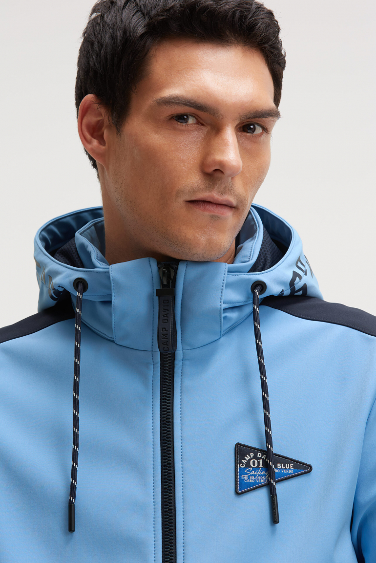 Softshelljacke mit abtrennbarer Logo-Kapuze