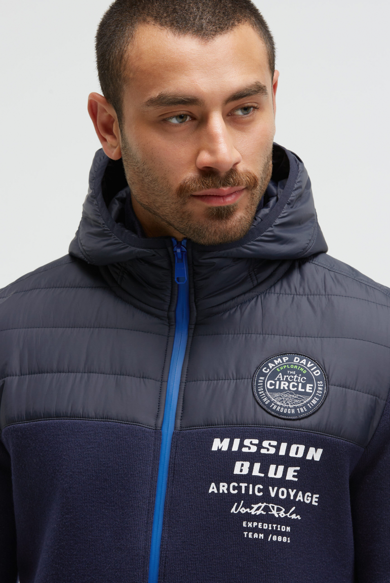 Strickjacke mit Steppkapuze  und Logo Prints