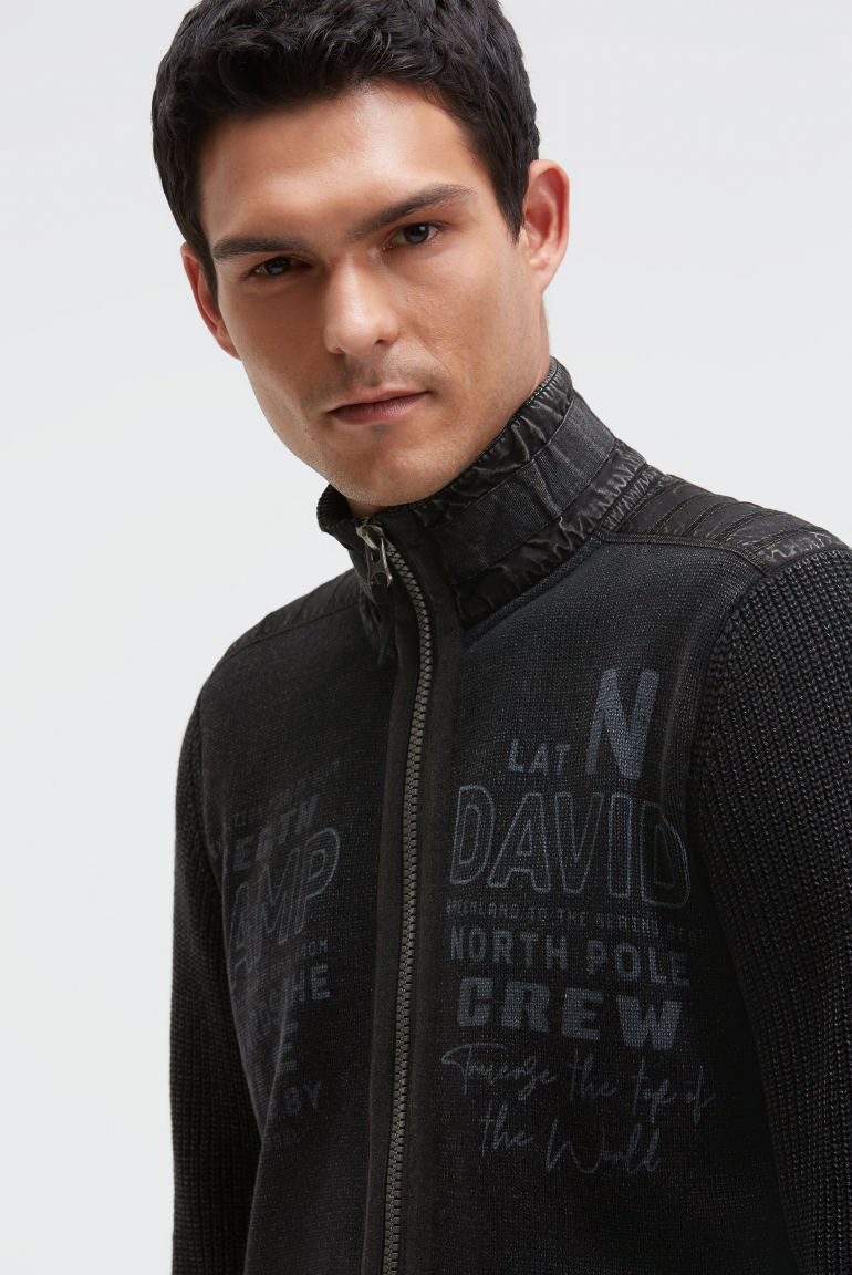 Strickjacke mit Tapes und Label Prints