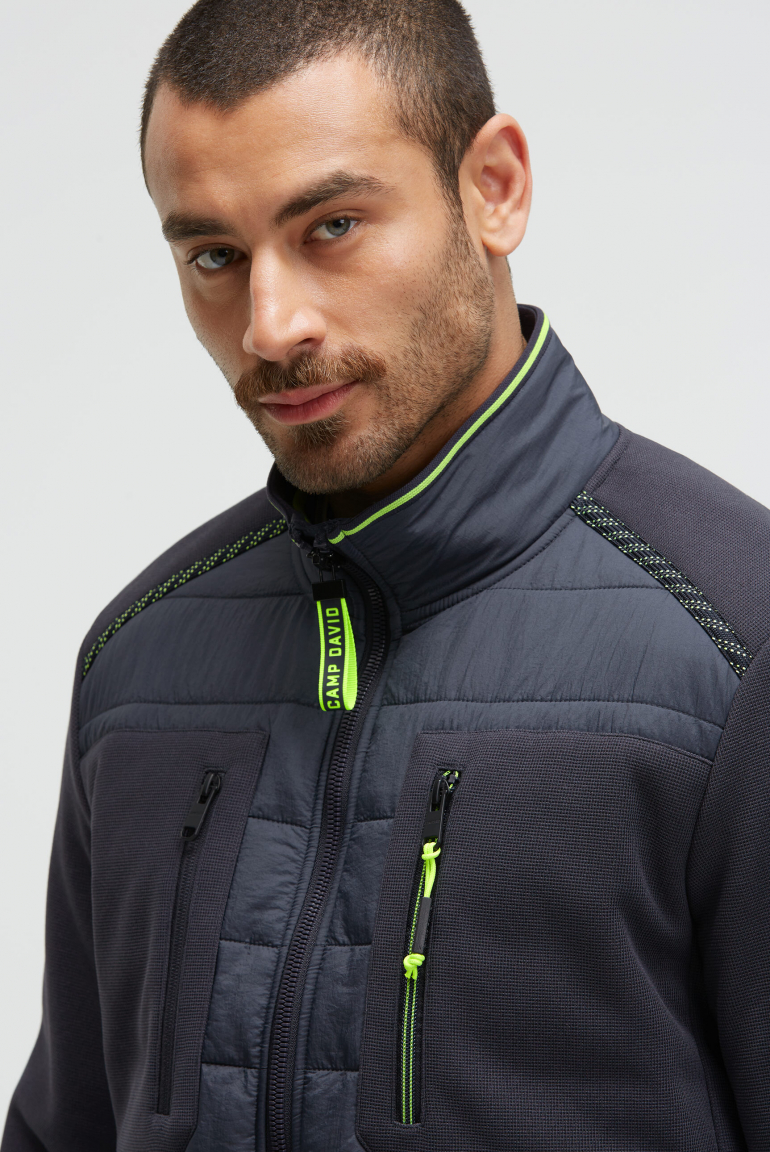 Strukturierte Fleecejacke im Materialmix