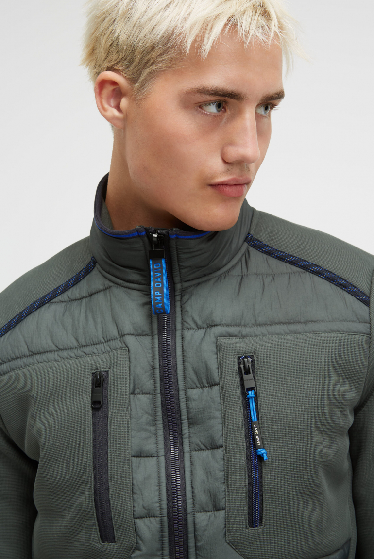 Strukturierte Fleecejacke im Materialmix
