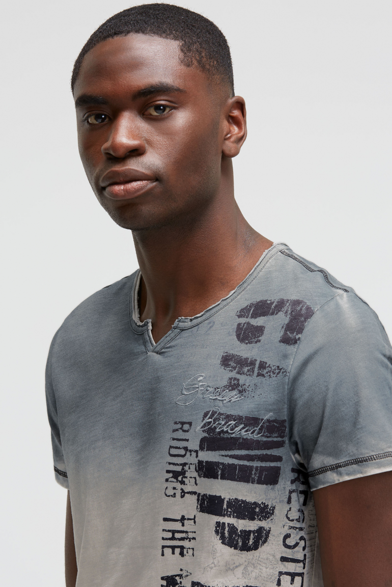 T-Shirt im Vintage Look mit Spray-Effekt und Artwork