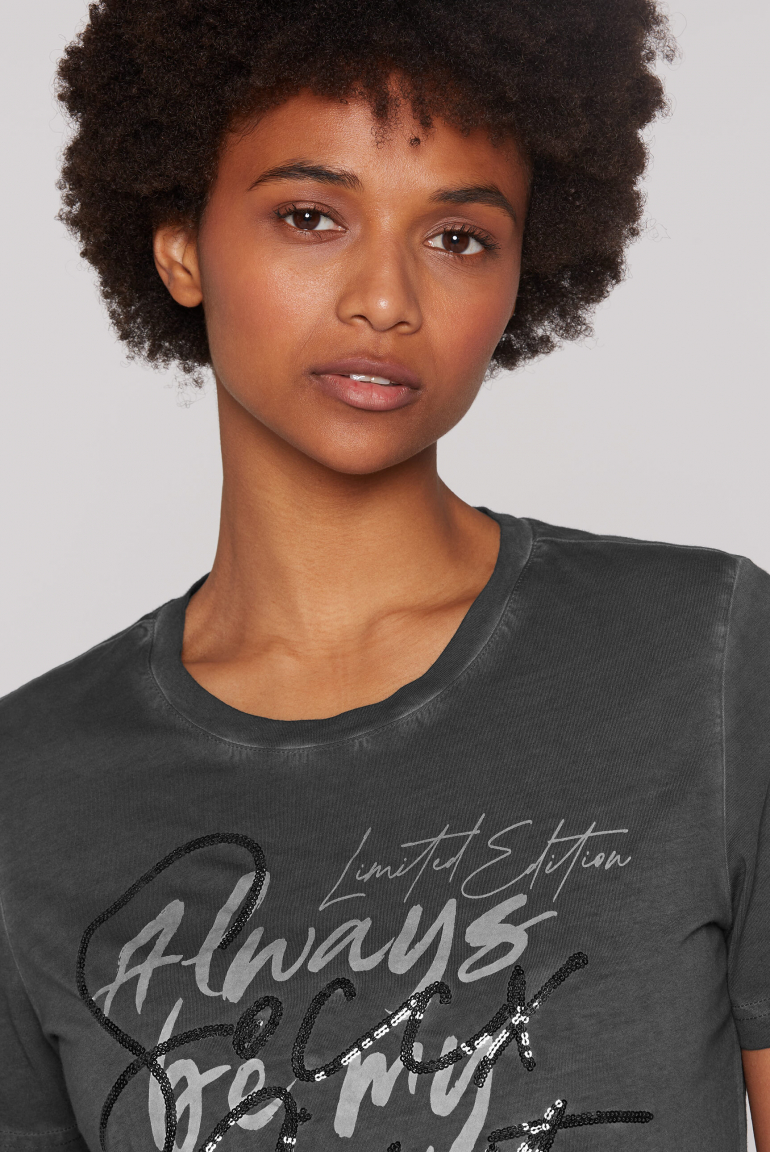 T-Shirt Inside Oil Dyed mit Pailletten-Wording